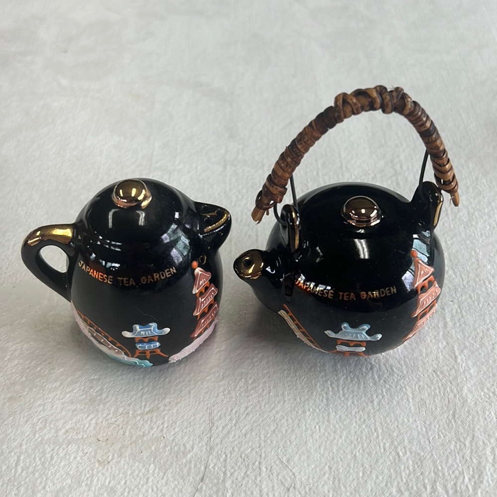 Vintage Japanese Tea Garden Salt and Pepper Shaker Set.